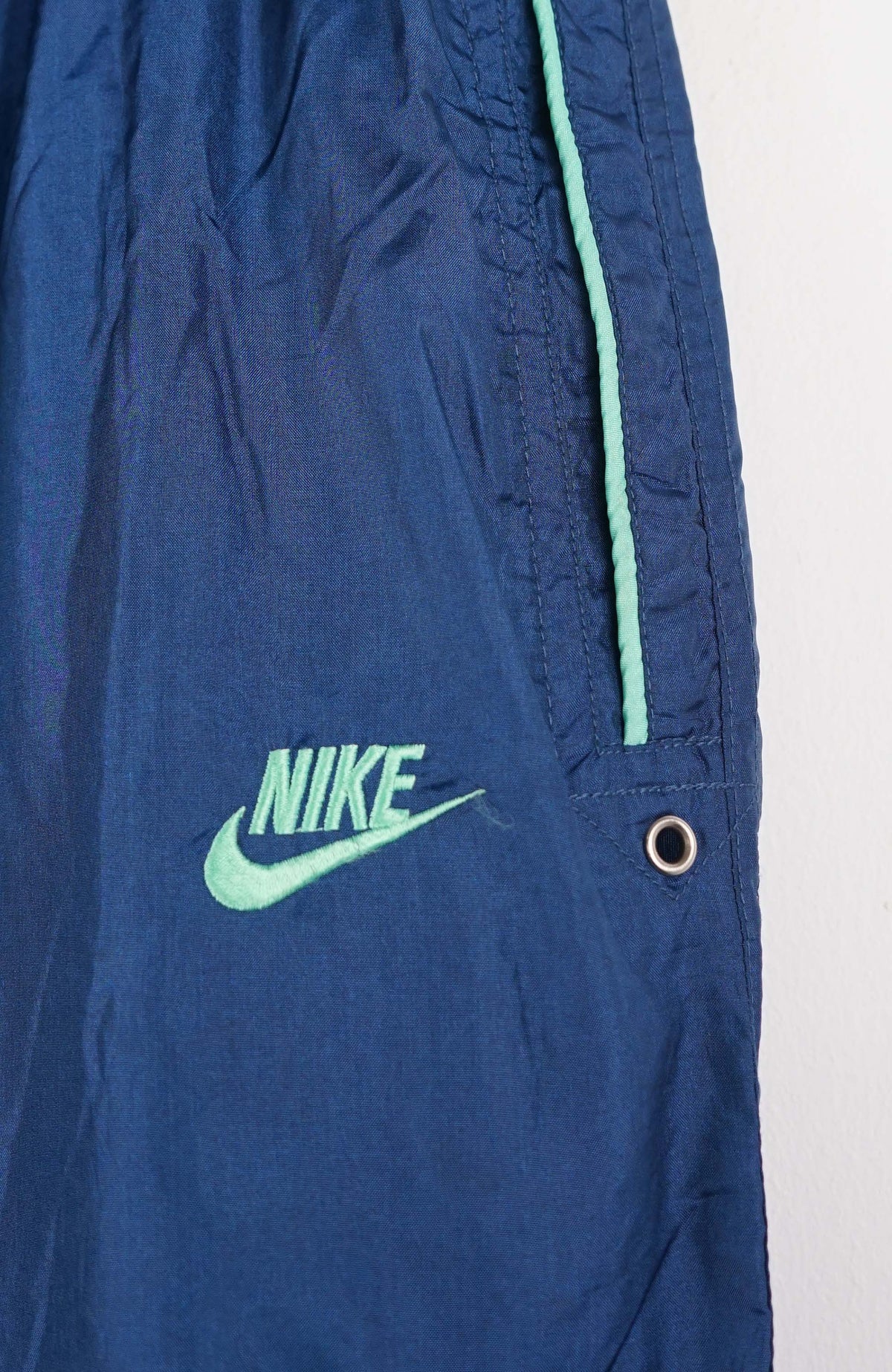 VINTAGE NIKE TRACK PANT SHORTS (M)