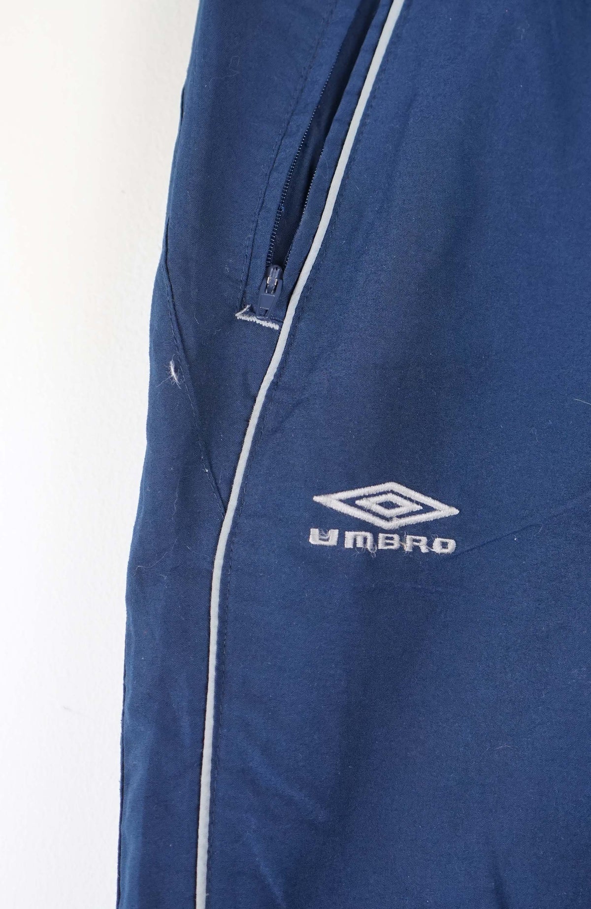VINTAGE UMBRO TRACK PANT SHORTS (S)