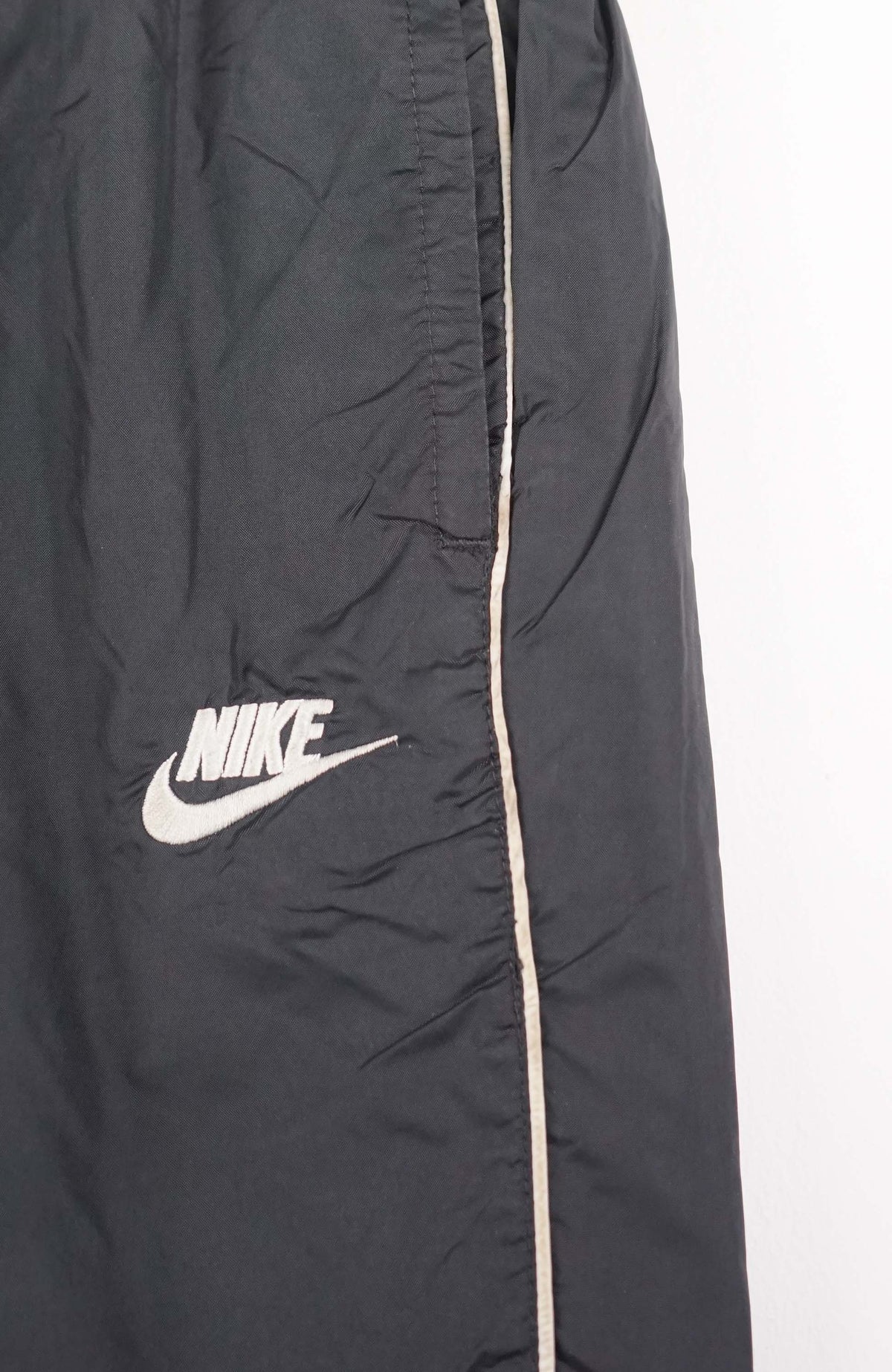 VINTAGE NIKE TRACK PANT SHORTS (M)