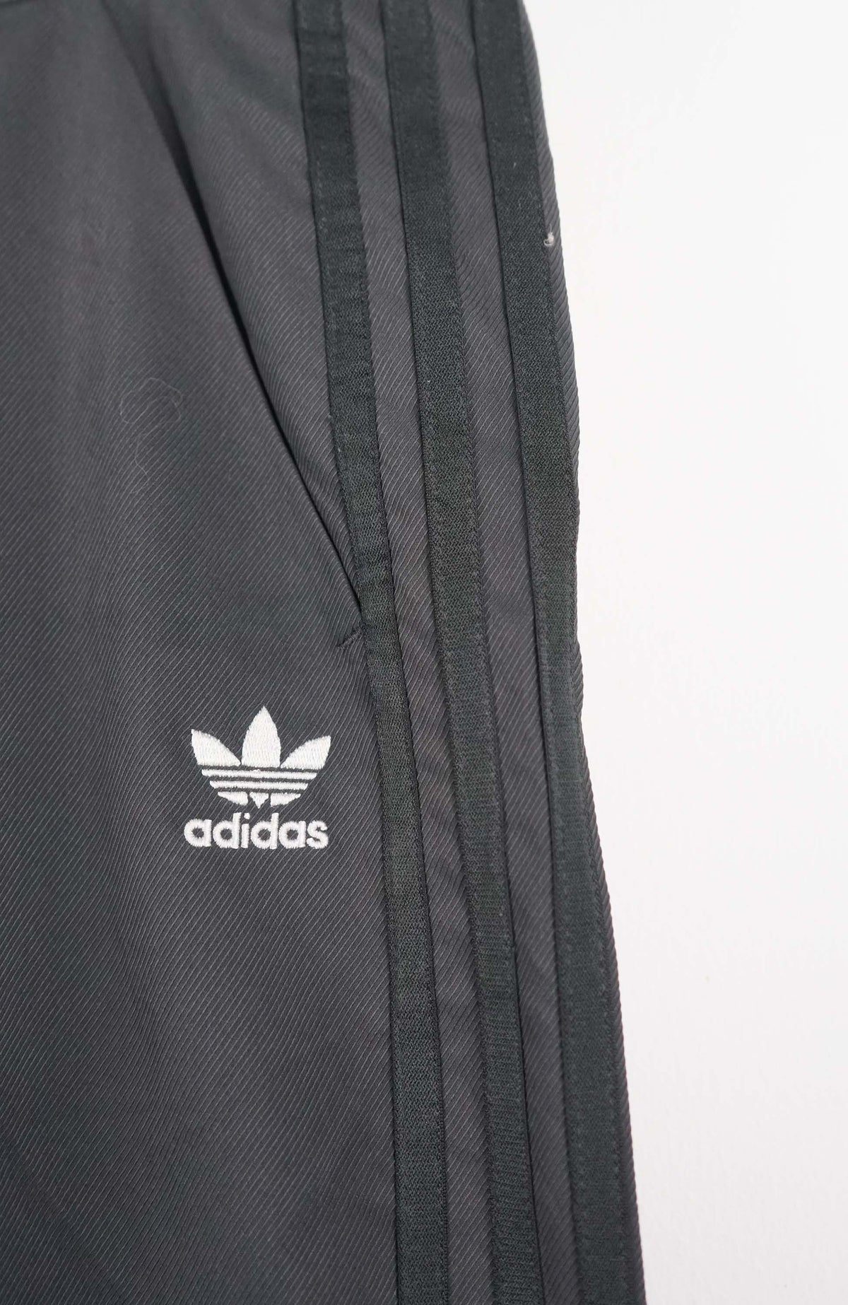 VINTAGE ADIDAS 3/4 TRACK PANTS (L)