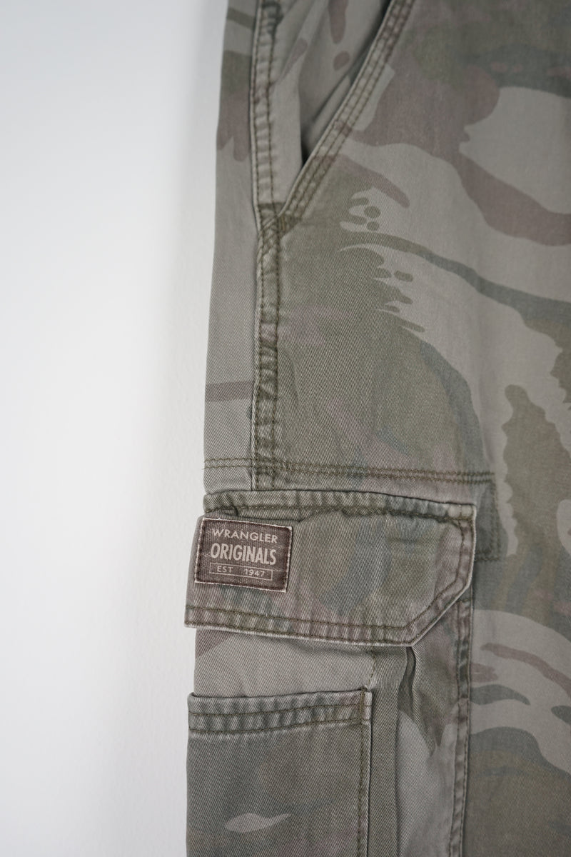 VINTAGE WRANGLER CARGO SHORTS W40