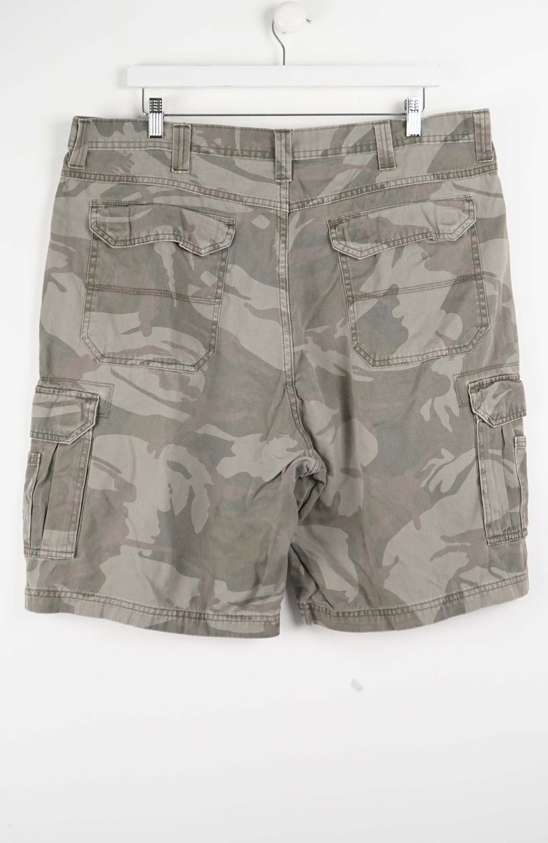 VINTAGE WRANGLER CARGO SHORTS W40