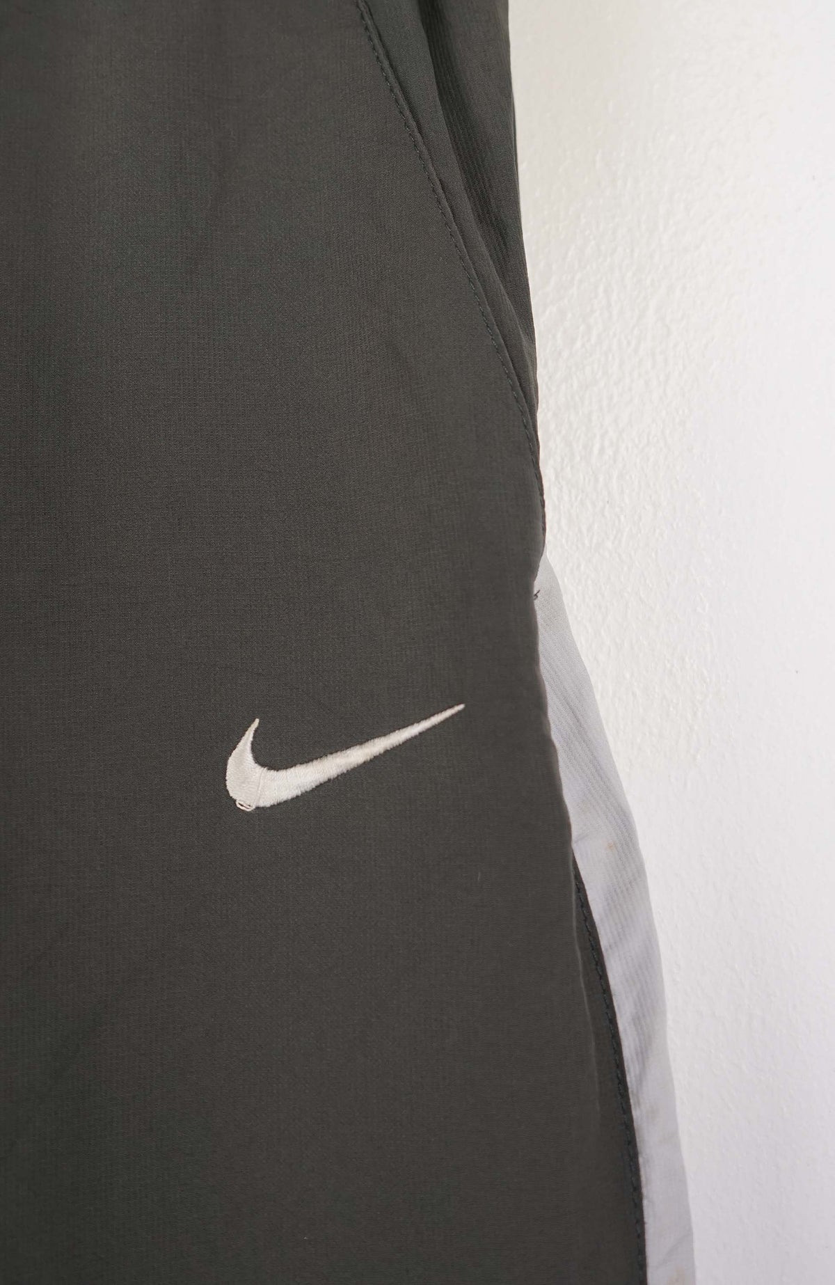 VINTAGE NIKE TRACK PANTS (XXS)