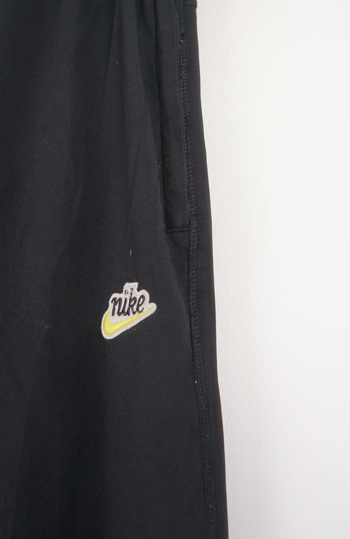VINTAGE NIKE TRACK PANTS (XS)
