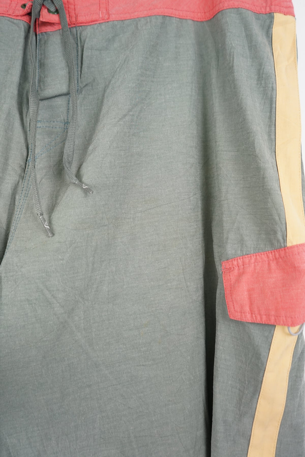 VINTAGE QUIKSILVER BOARD SHORTS W39