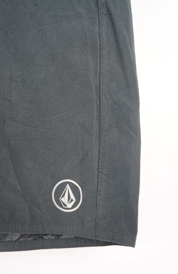 VINTAGE VOLCOM BOARD SHORTS W38