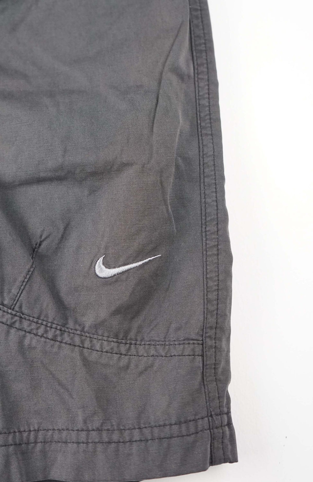 VINTAGE NIKE TRACKPANT SHORTS (S)