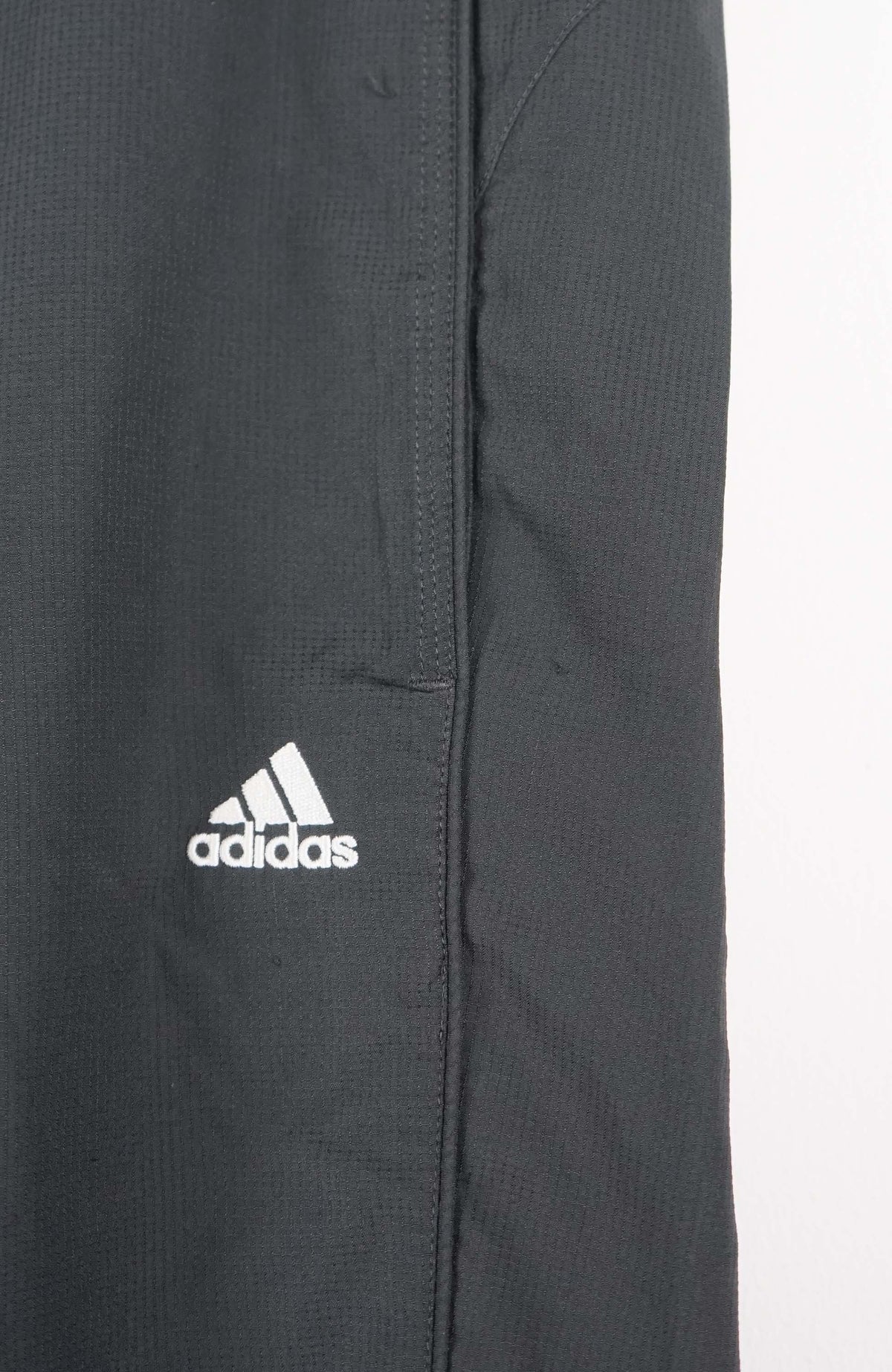 VINTAGE ADIDAS 3/4 TRACK PANT SHORTS (XL)