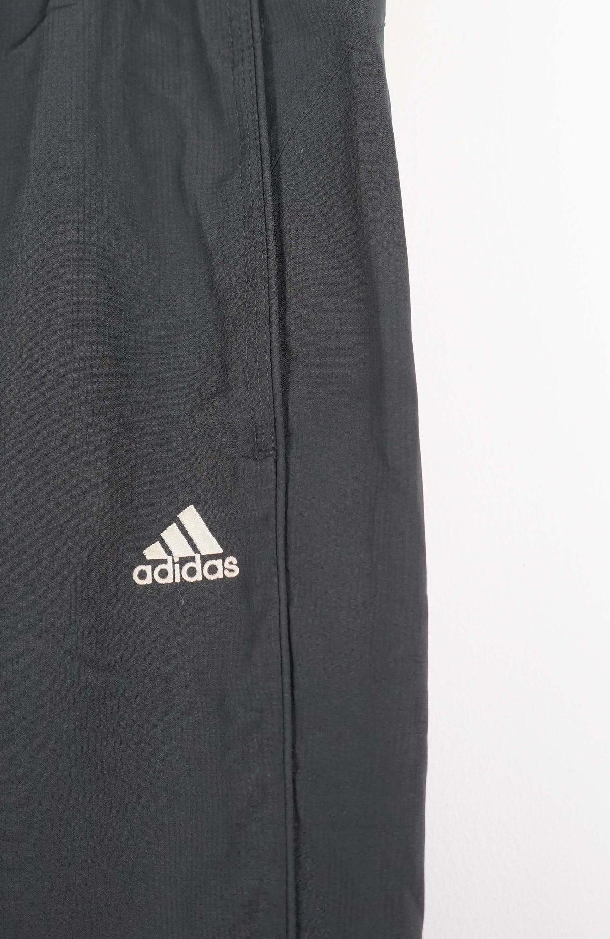 VINTAGE ADIDAS 3/4 TRACK PANT SHORTS (M)