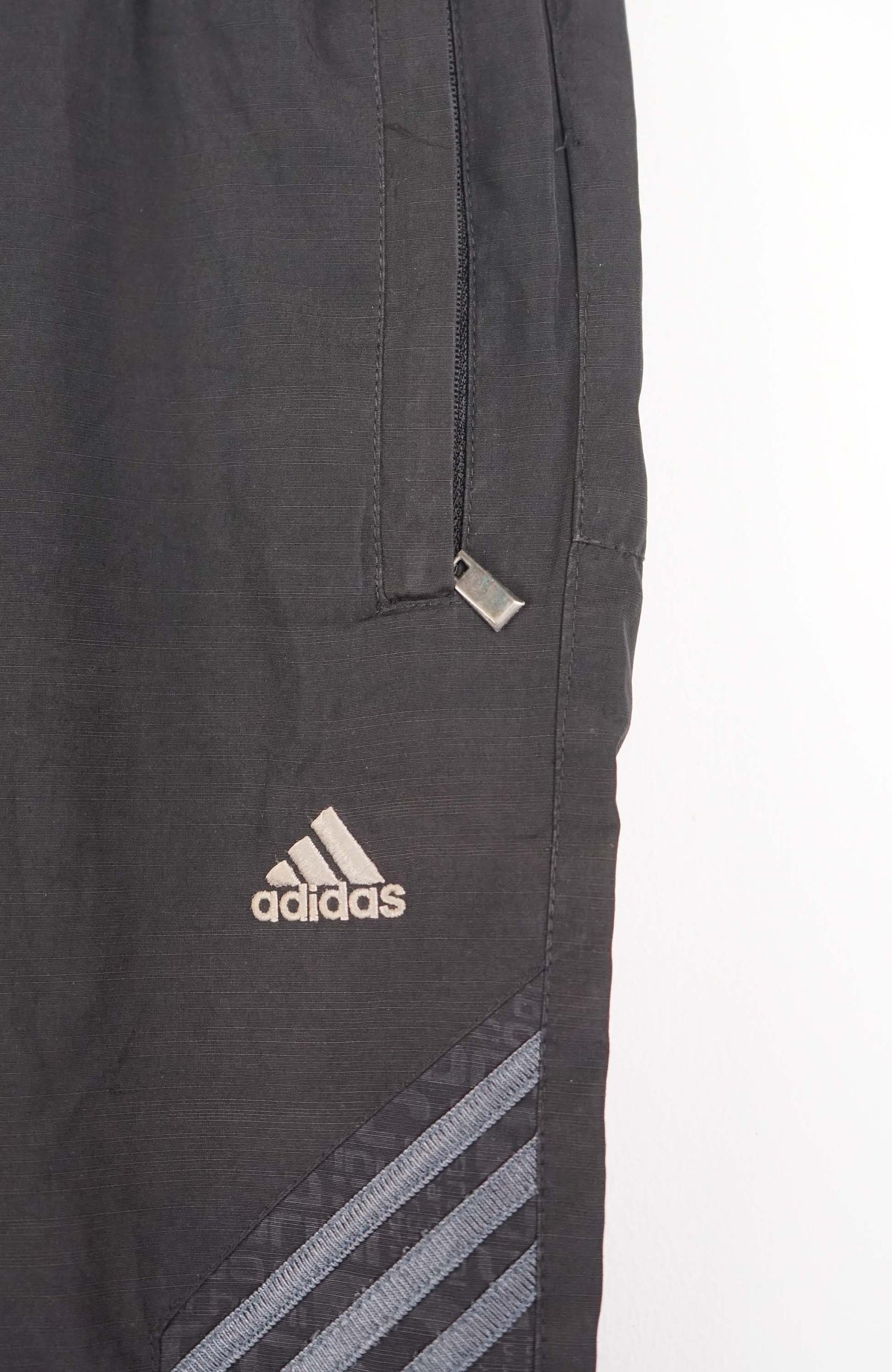 VINTAGE ADIDAS 3/4 TRACK PANT SHORTS (L)