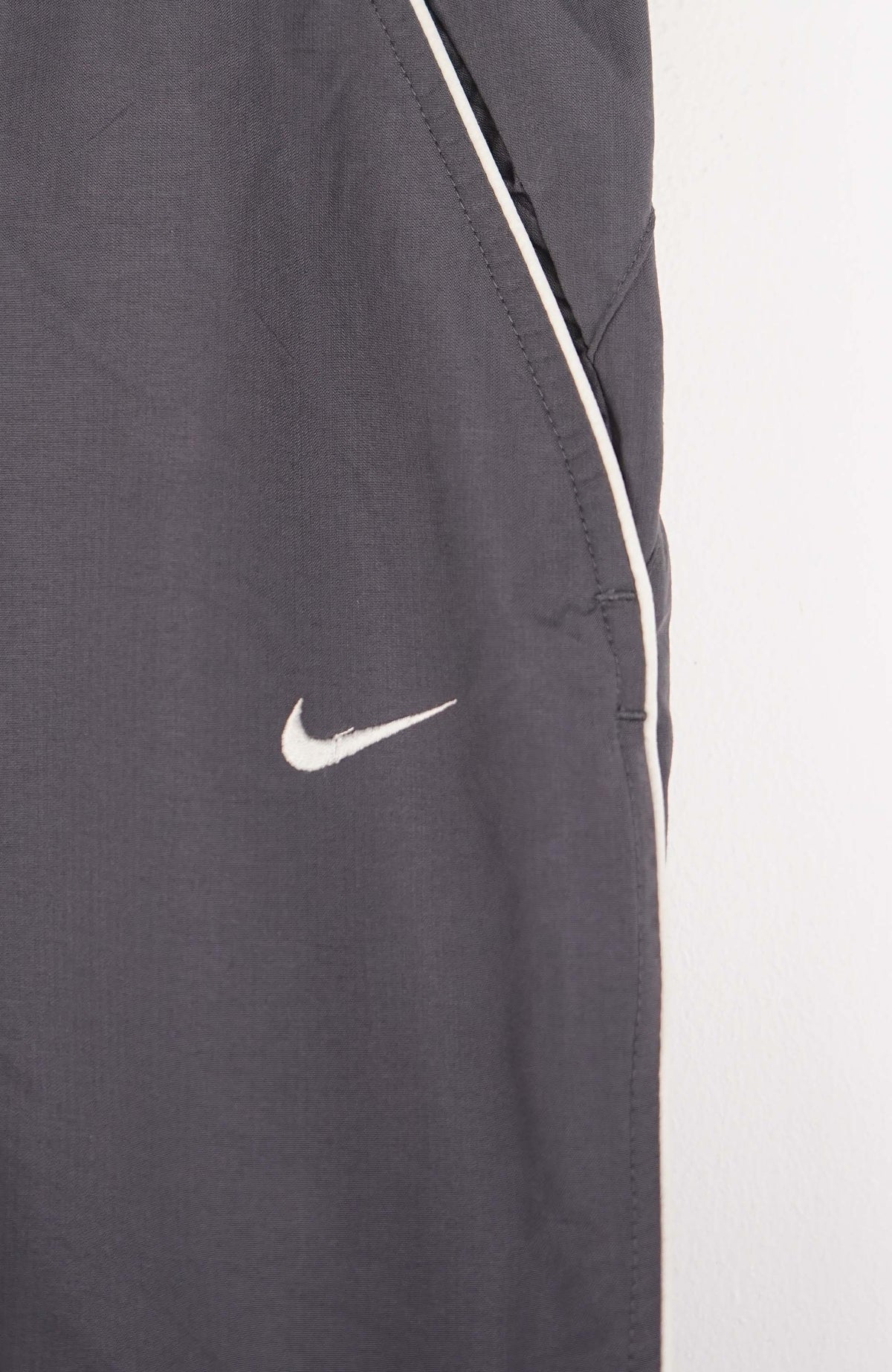 VINTAGE NIKE 3/4 TRACK PANT SHORTS (M)