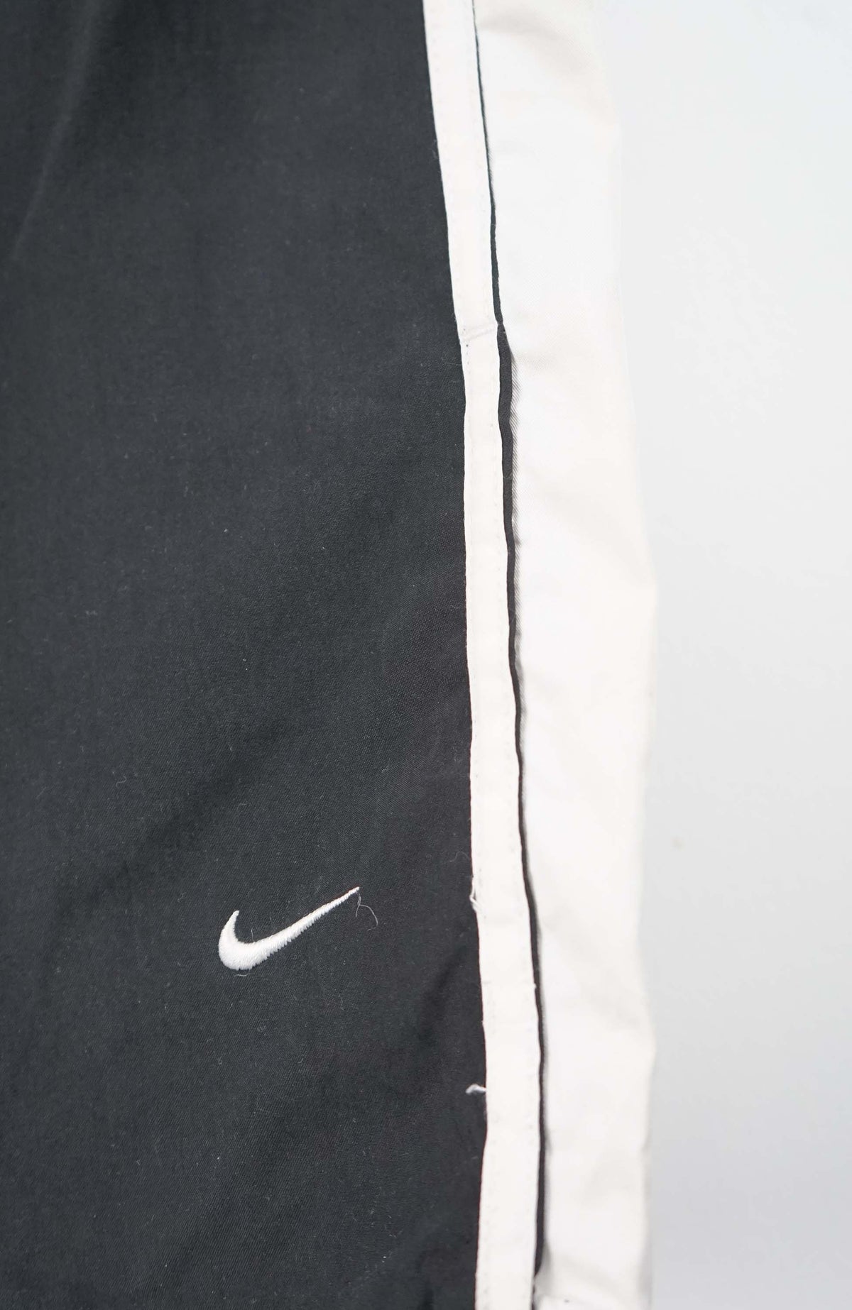 VINTAGE NIKE 3/4 TRACK PANT SHORTS (XL)