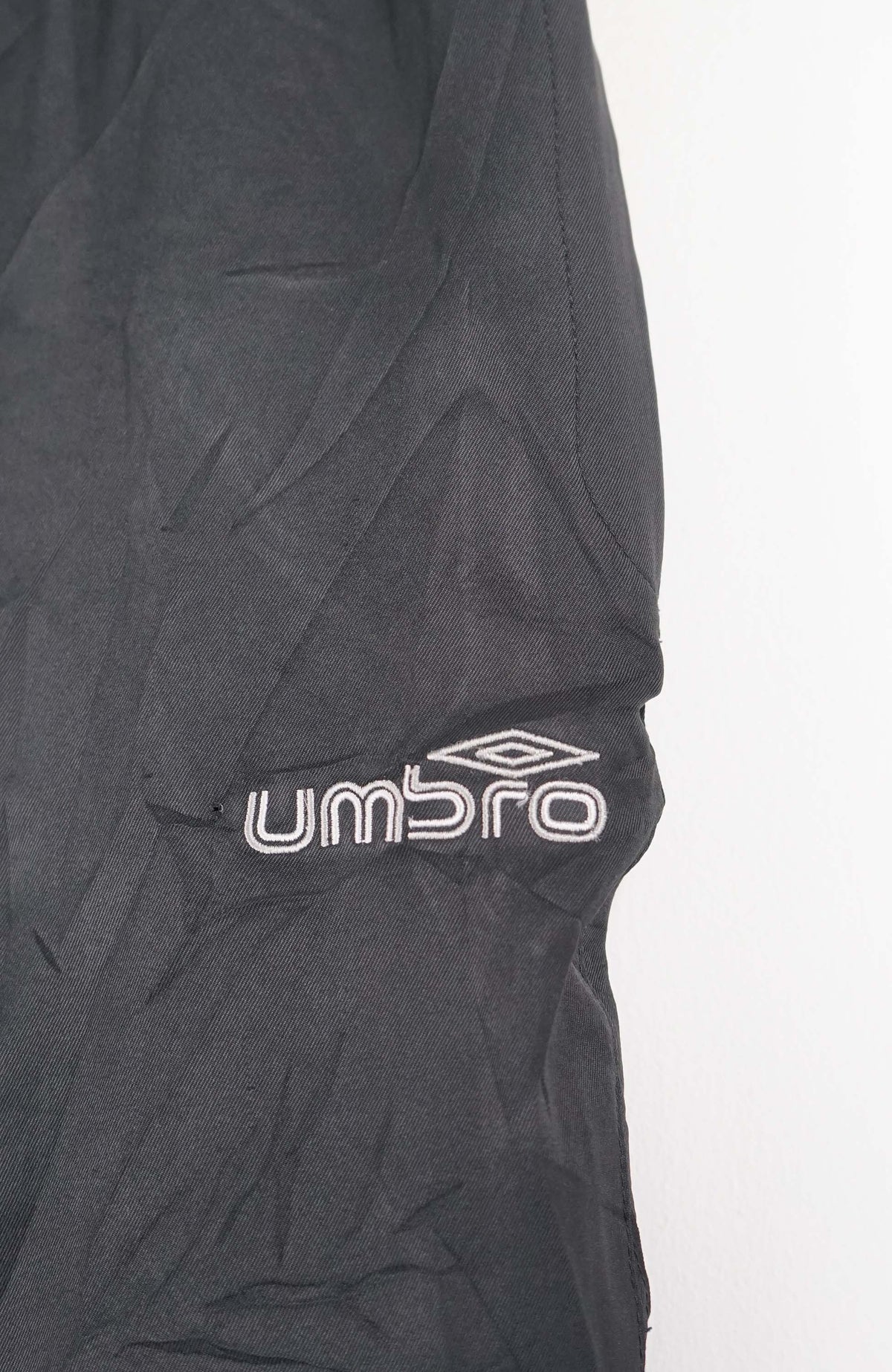 VINTAGE UMBRO 3/4 TRACK PANT SHORTS (M)