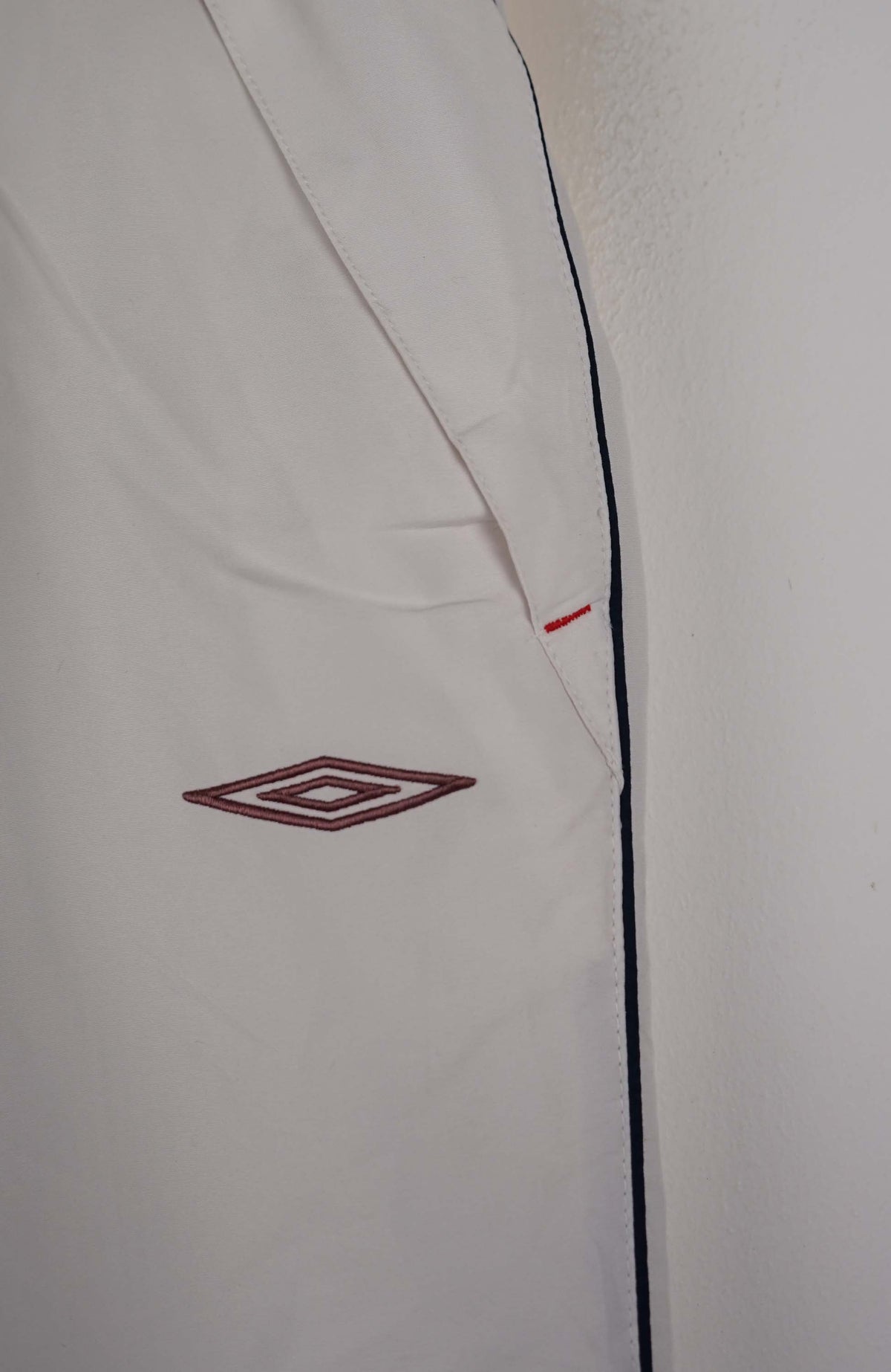 VINTAGE UMBRO 3/4 TRACK PANT SHORTS (S)