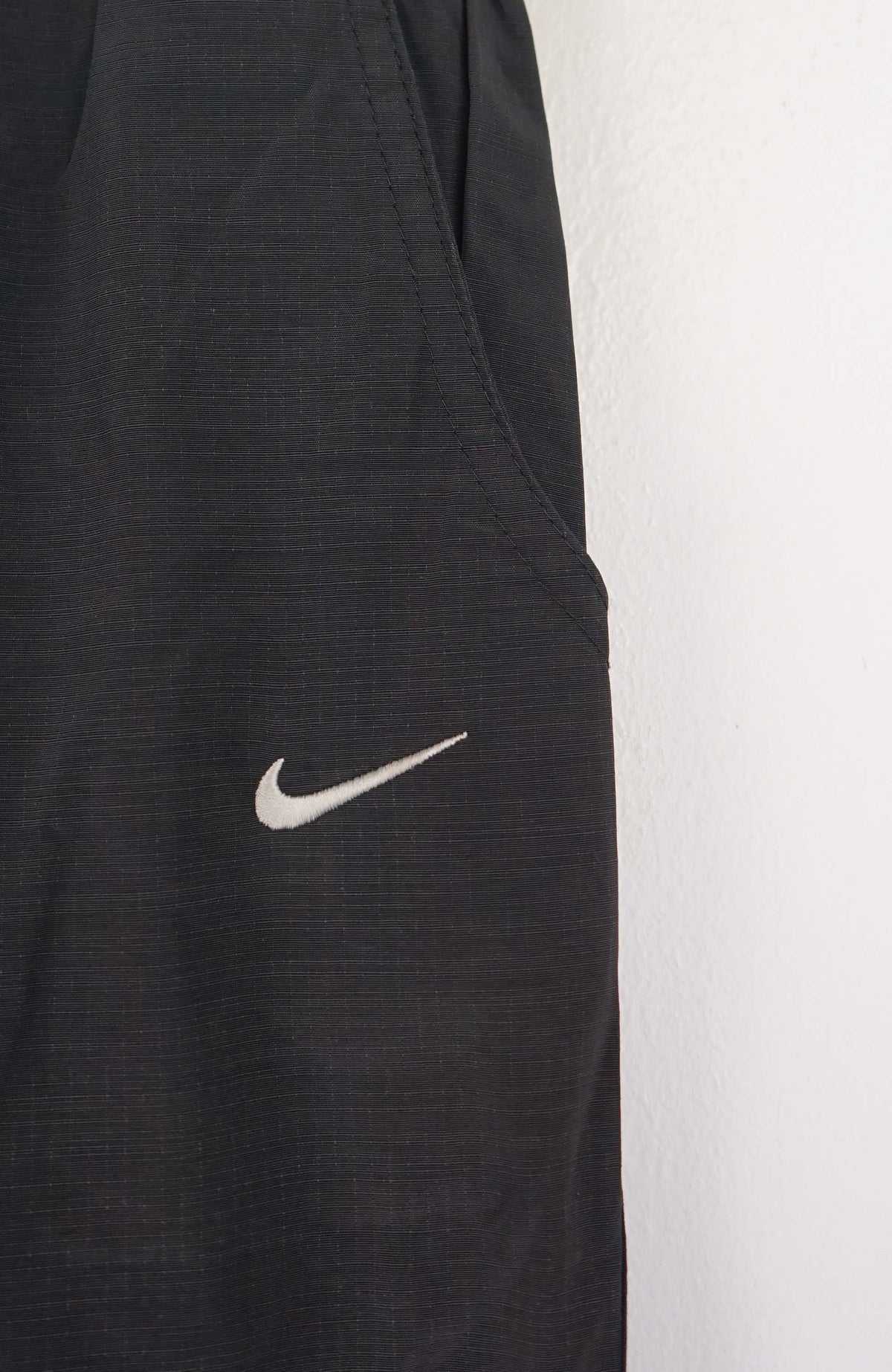 VINTAGE NIKE TRACK PANT SHORTS (XS)