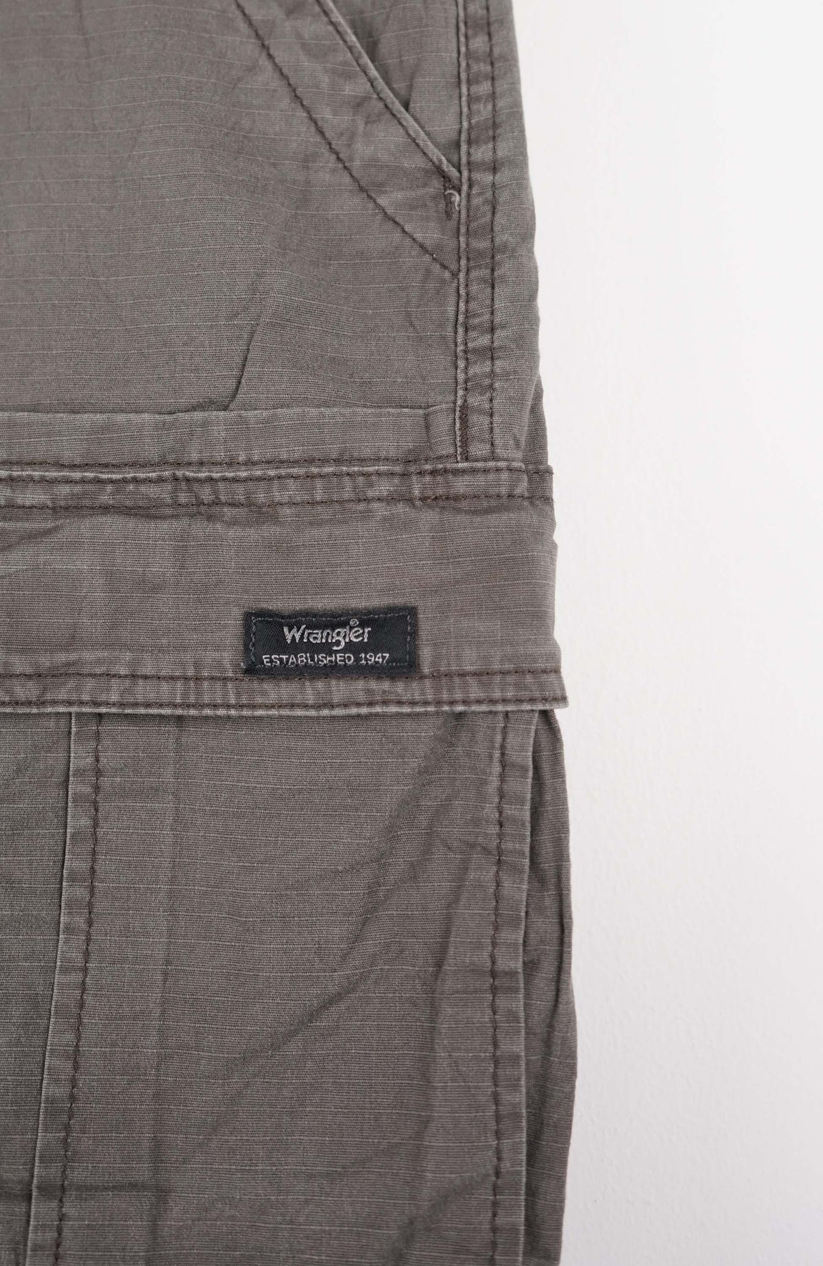 VINTAGE WRANGLER CARGO SHORTS W32