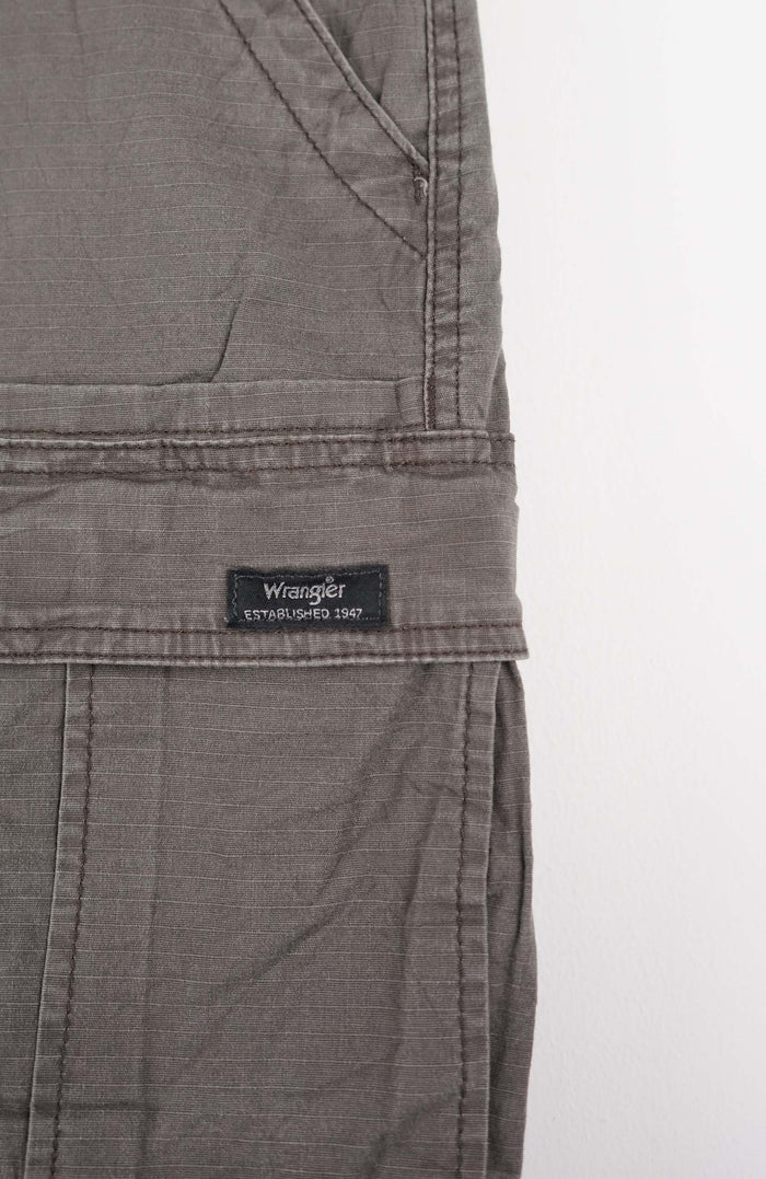 VINTAGE WRANGLER CARGO SHORTS W32