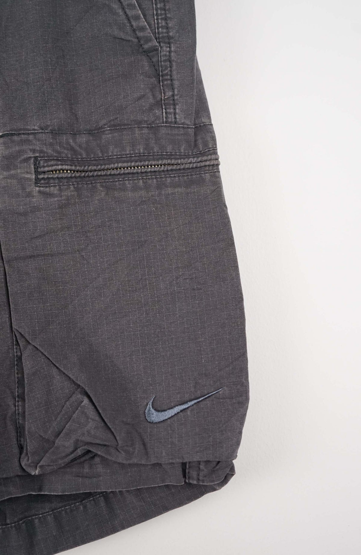 VINTAGE NIKE CARGO SHORTS W33
