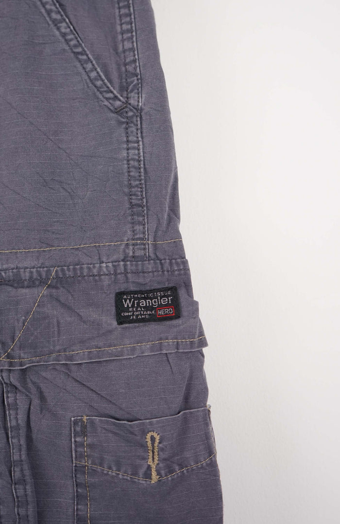 VINTAGE WRANGLER CARGO SHORTS W33