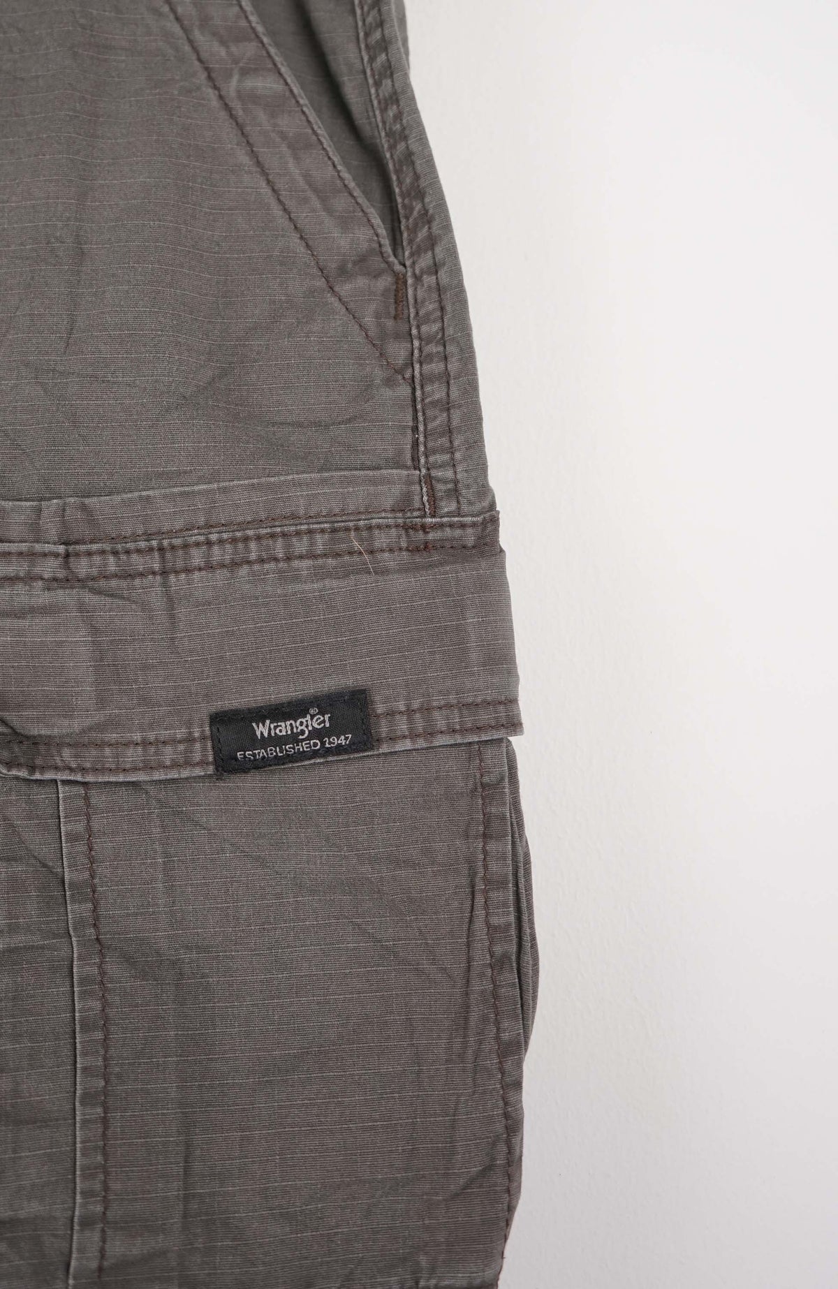 VINTAGE WRANGLER CARGO SHORTS W33