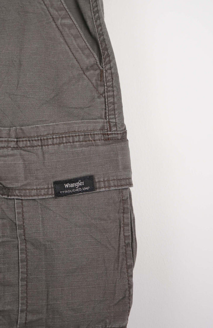 VINTAGE WRANGLER CARGO SHORTS W33