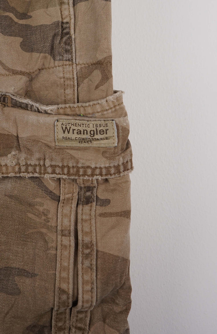 VINTAGE WRANGLER CARGO SHORTS W30