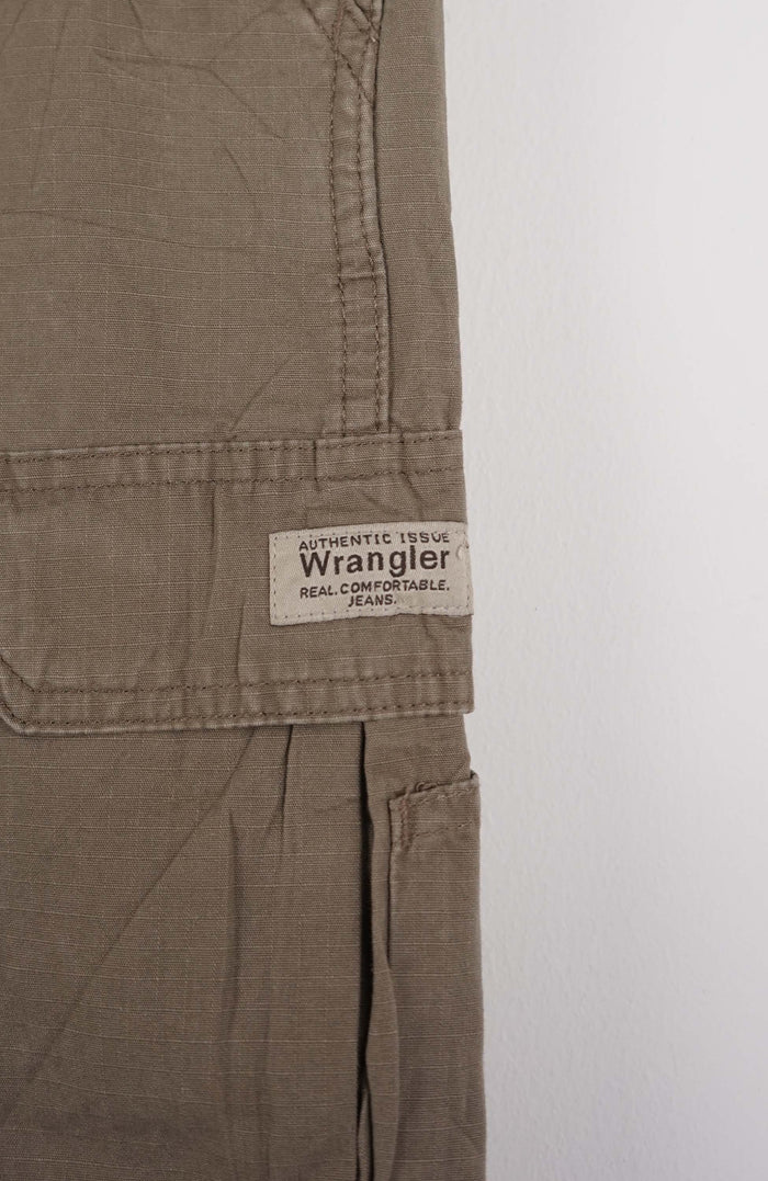 VINTAGE WRANGLER CARGO SHORTS W34