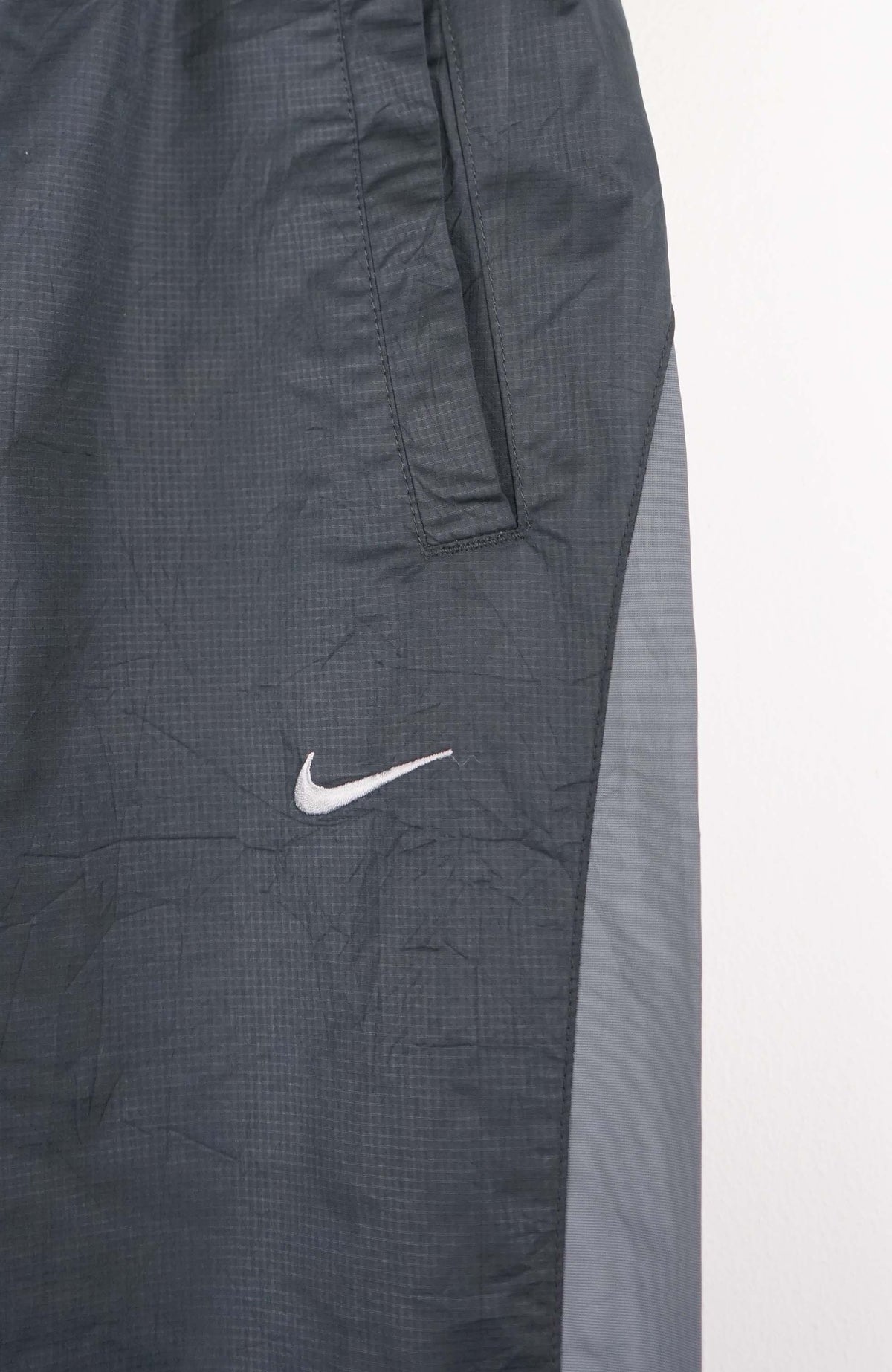 VINTAGE NIKE TRACK PANTS (S)
