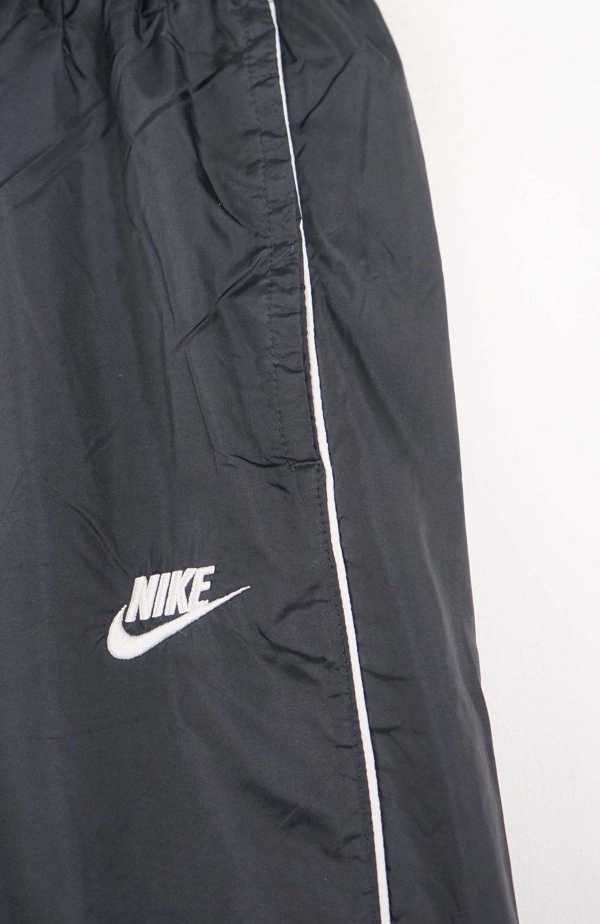 VINTAGE NIKE TRACK PANT SHORTS (M)