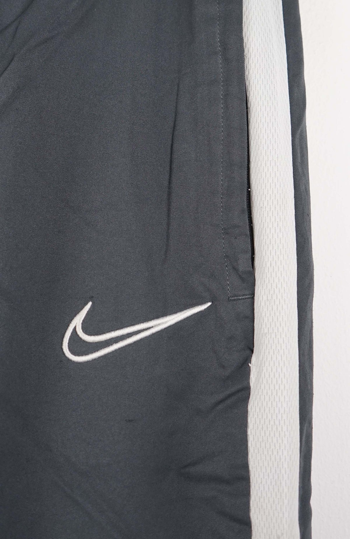 VINTAGE NIKE TRACK PANT SHORTS (M)