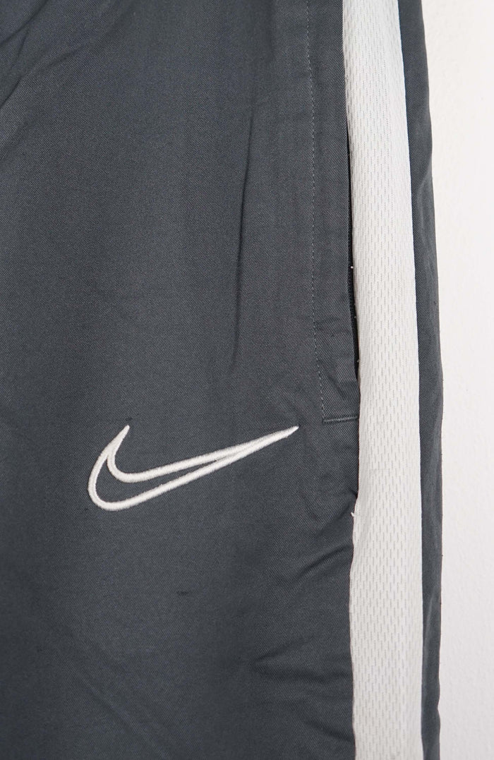 VINTAGE NIKE TRACK PANT SHORTS (M)