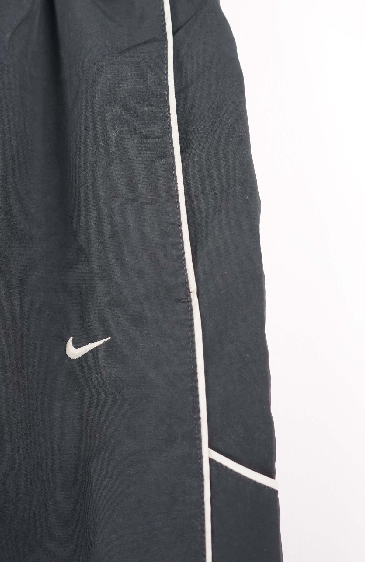 VINTAGE NIKE TRACK PANT SHORTS (L)