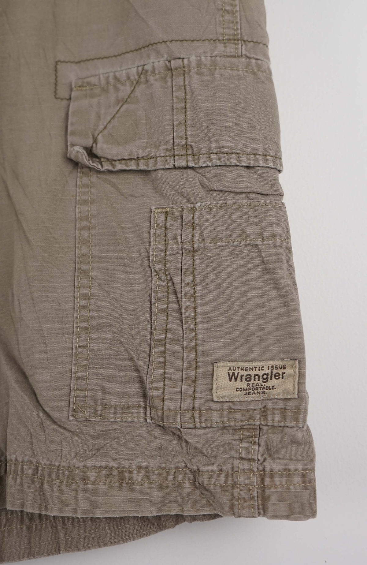VINTAGE WRANGLER CARGO SHORTS W34