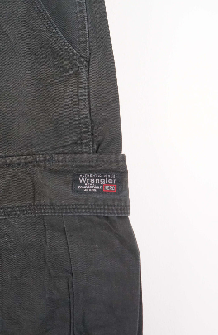 VINTAGE WRANGLER CARGO SHORTS W32