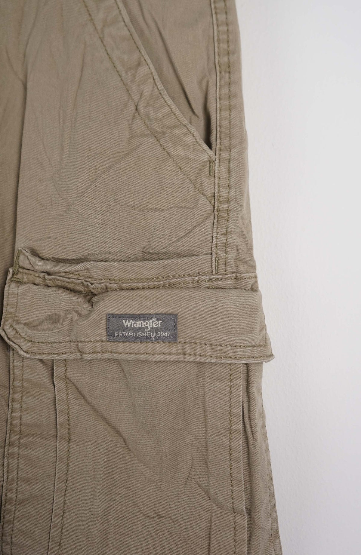 VINTAGE WRANGLER CARGO SHORTS W33