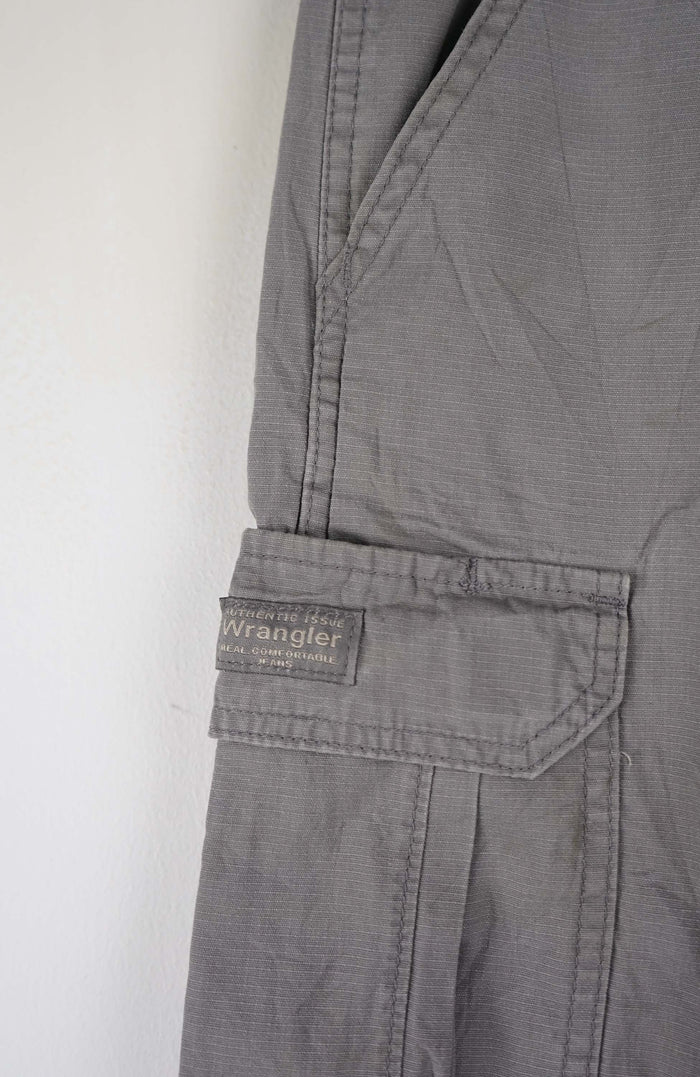 VINTAGE WRANGLER CARGO SHORTS W31