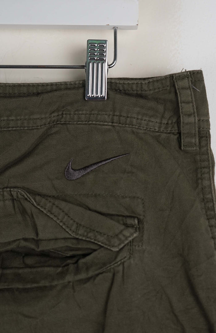 VINTAGE NIKE CARGO SHORTS W40