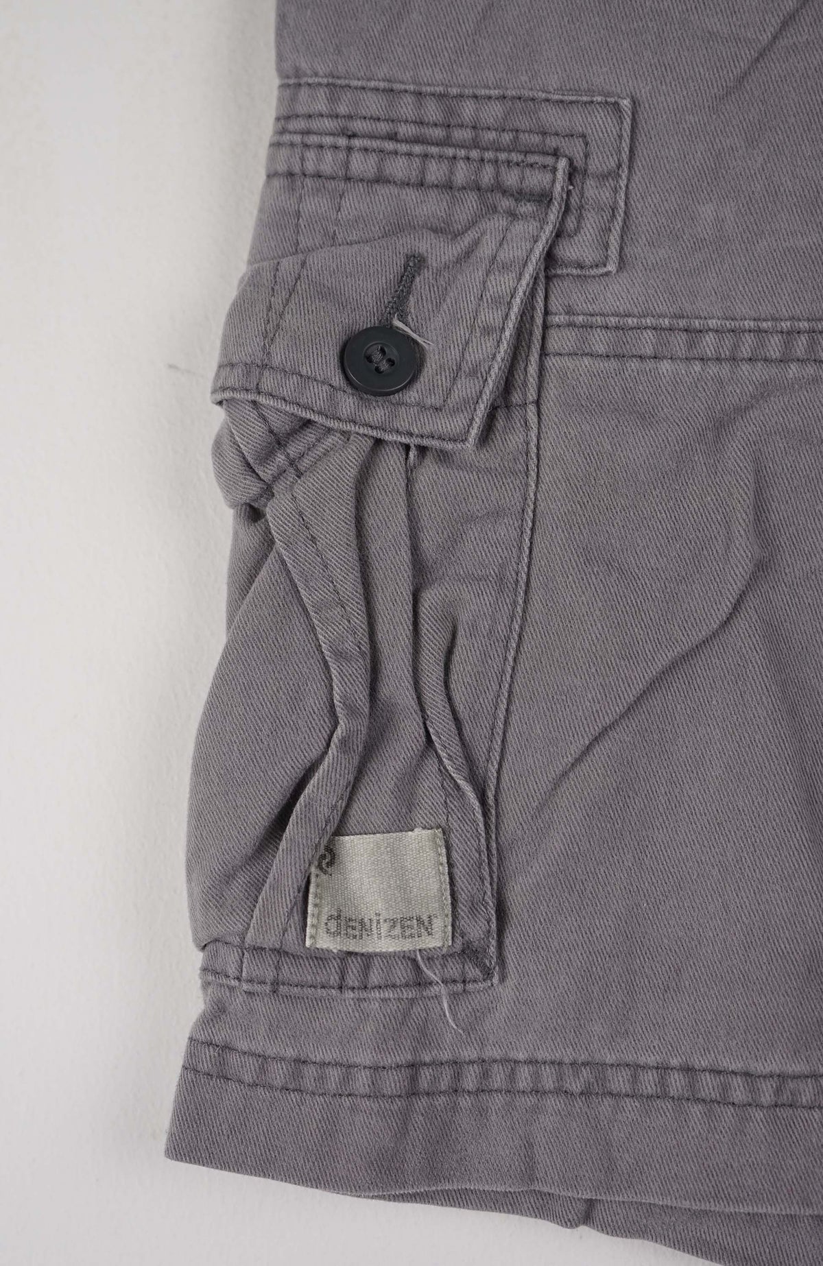 VINTAGE LEVIS CARGO SHORTS W31