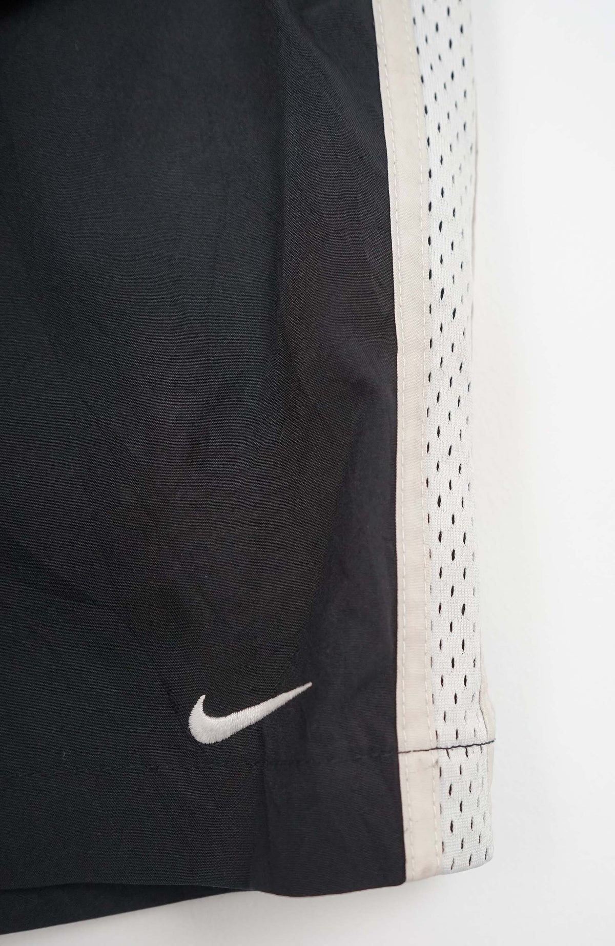 VINTAGE NIKE 3/4 TRACK PANT SHORTS (XXL)