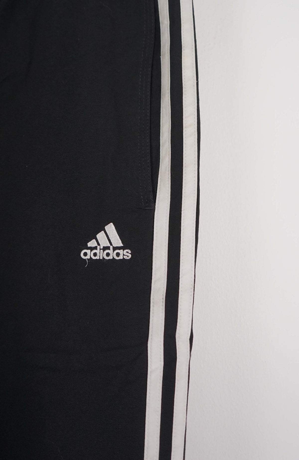VINTAGE ADIDAS TRACK PANT SHORTS (L)
