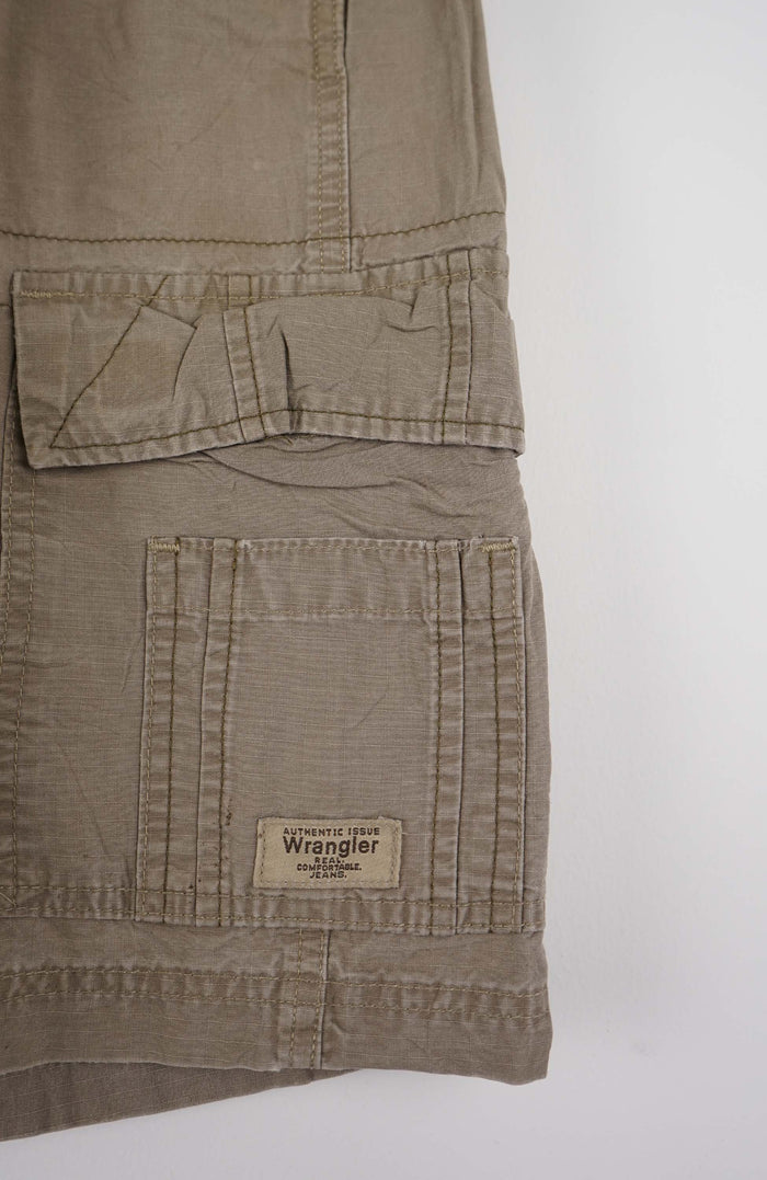 VINTAGE WRANGLER CARGO SHORTS W36