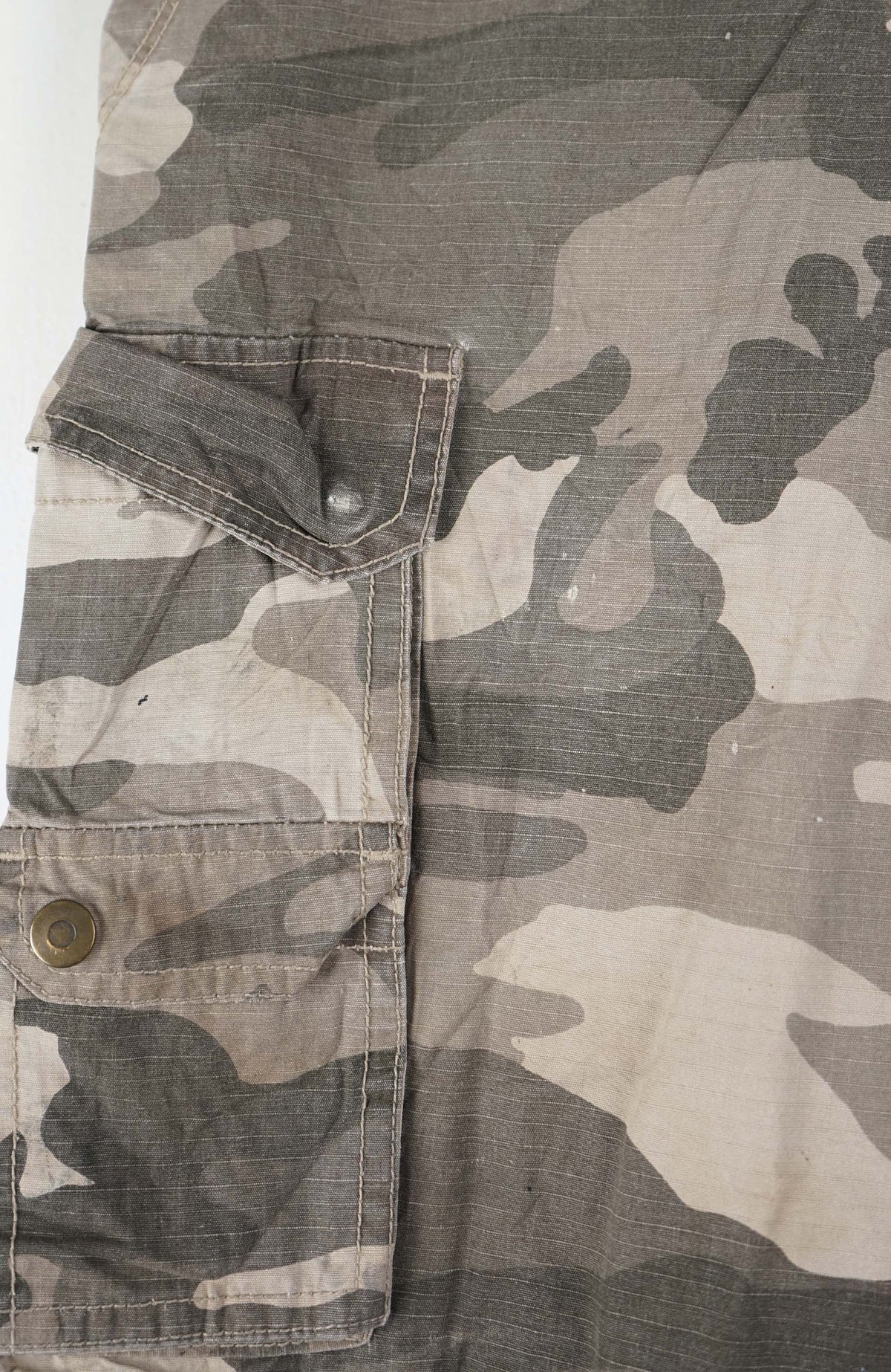 VINTAGE CAMO CARGO SHORTS W32
