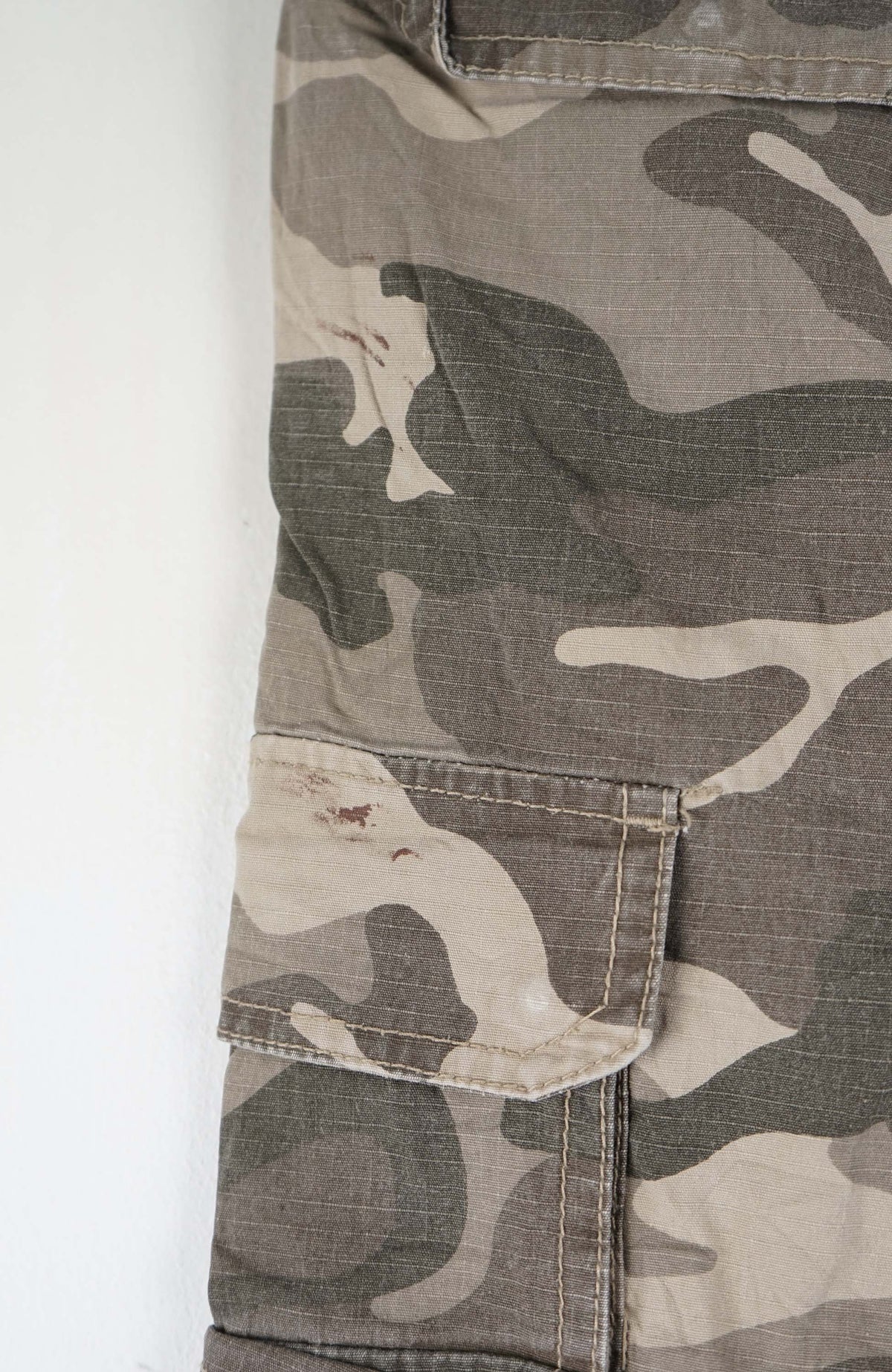 VINTAGE CAMO CARGO SHORTS W32