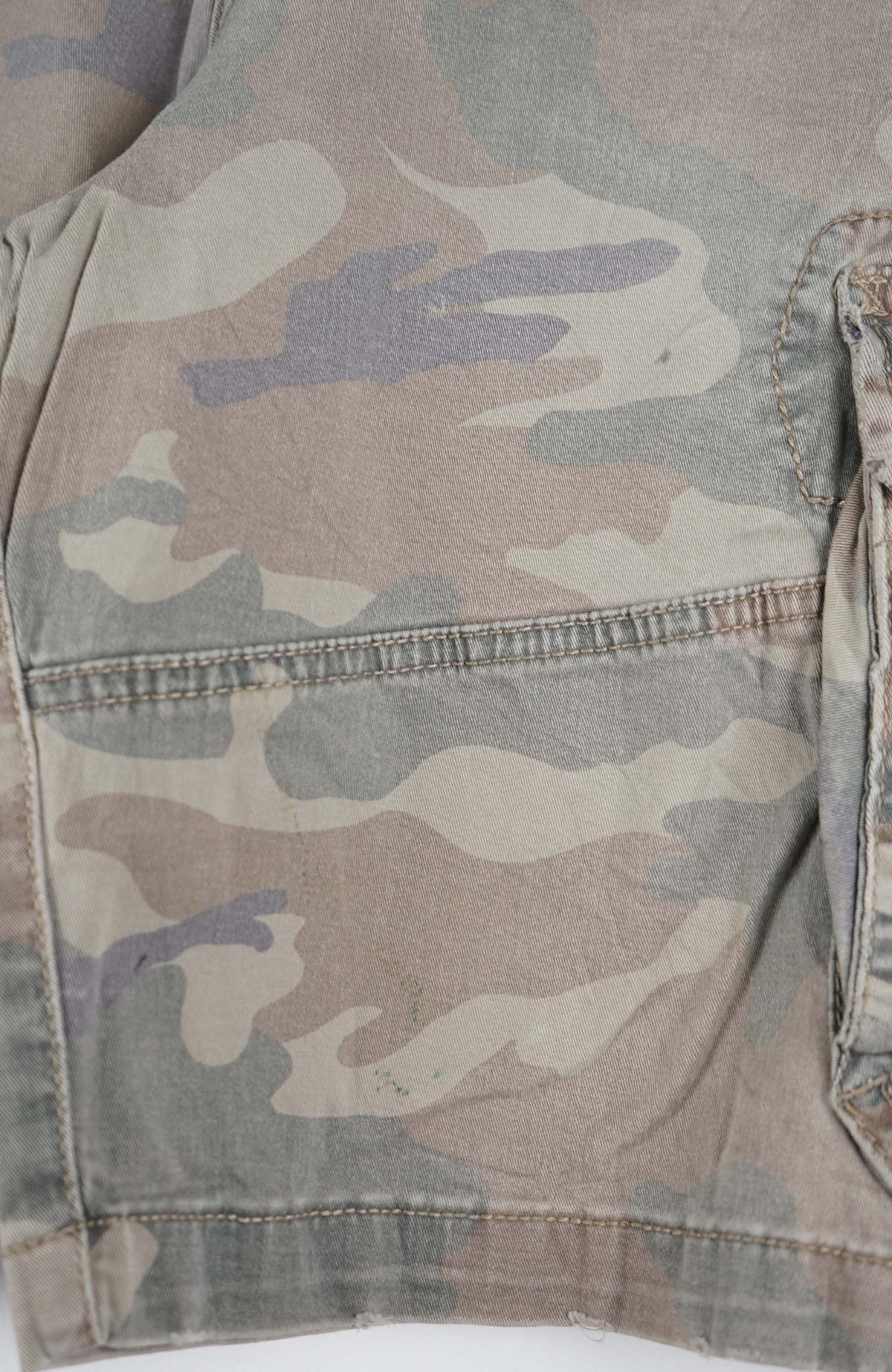 VINTAGE CAMO CARGO SHORTS W33