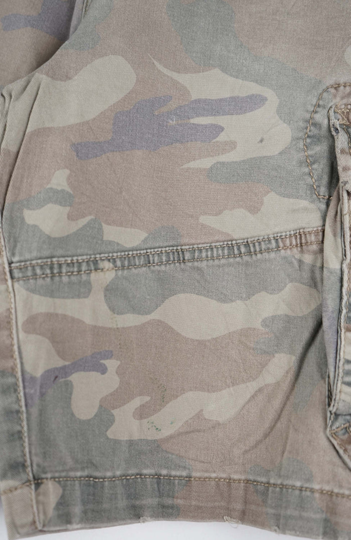 VINTAGE CAMO CARGO SHORTS W33