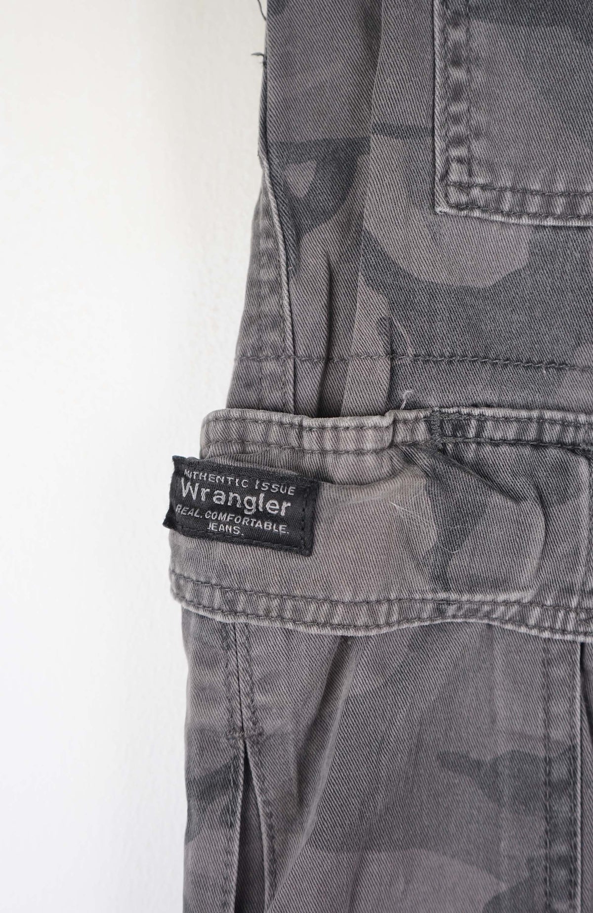 VINTAGE WRANGLER CAMO CARGO SHORTS W36