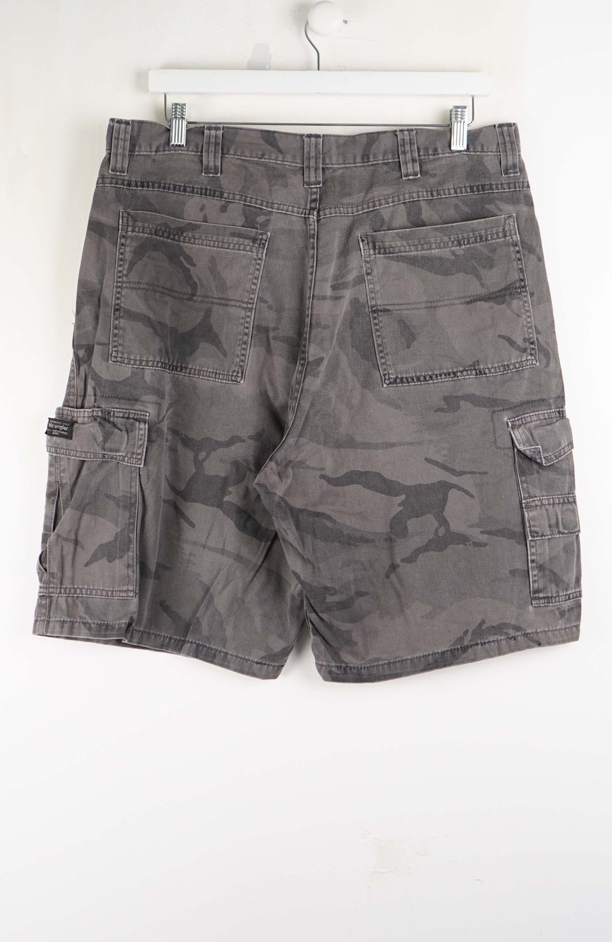 VINTAGE WRANGLER CAMO CARGO SHORTS W36
