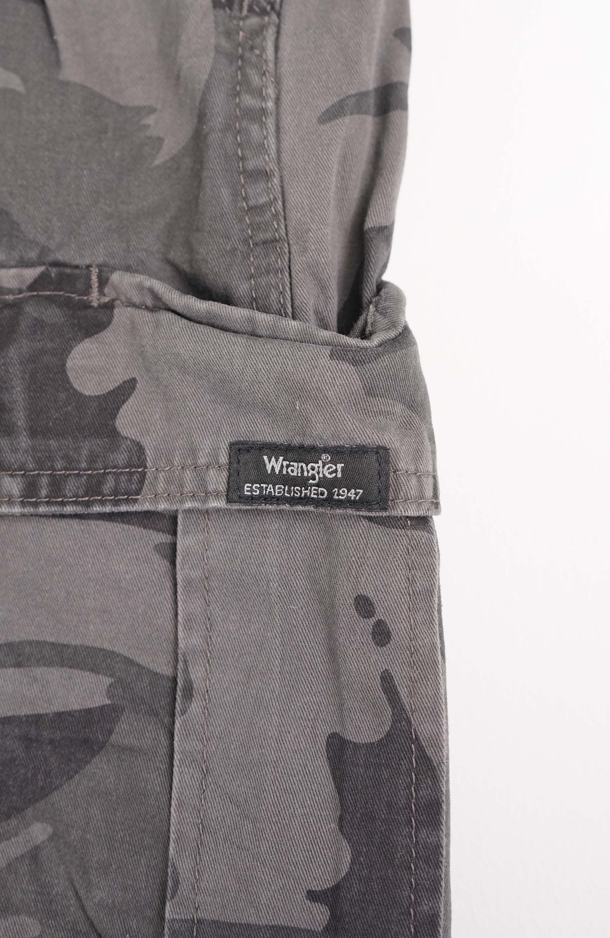 VINTAGE WRANGLER CAMO CARGO SHORTS W38