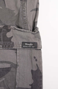 VINTAGE WRANGLER CAMO CARGO SHORTS W38