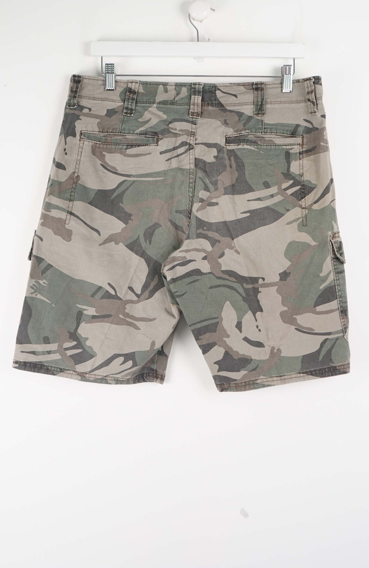 VINTAGE WRANGLER CAMO CARGO SHORTS W35